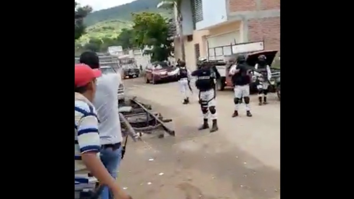 Enfrentamiento entre elementos de la Guardia Nacional y civiles. Imagen tomada del video