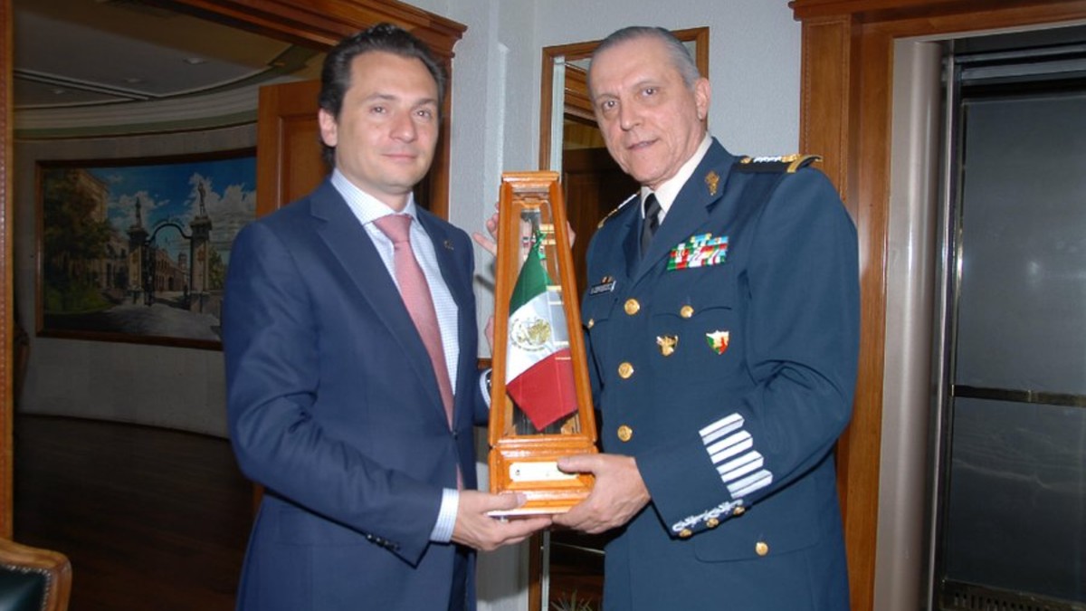 Emilio Lozoya y el general Salvador Cienfuegos. Imagen marzo 2013