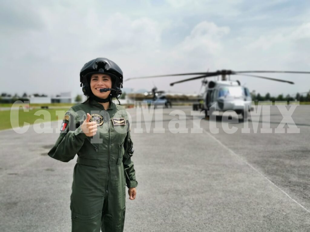 Capitara Emy Estrada Nieto comandante del UH-60M Black Hawk de la Guardia Nacional. Desfile militar 2020