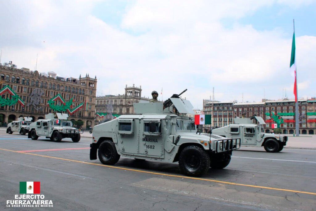Vehículos de la SEMAR. Desfile militar