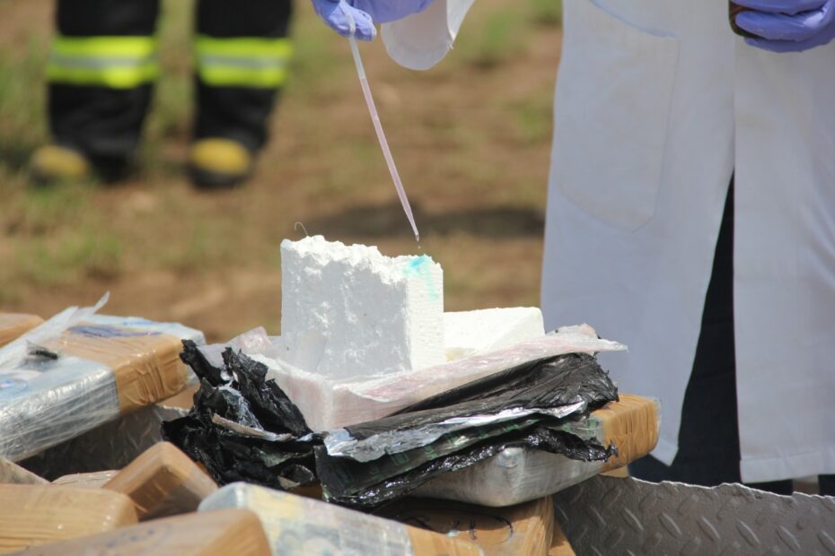 SEMAR media tonelada de cocaína incautada en Michoacán